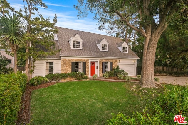 cape cod-style house with a front yard