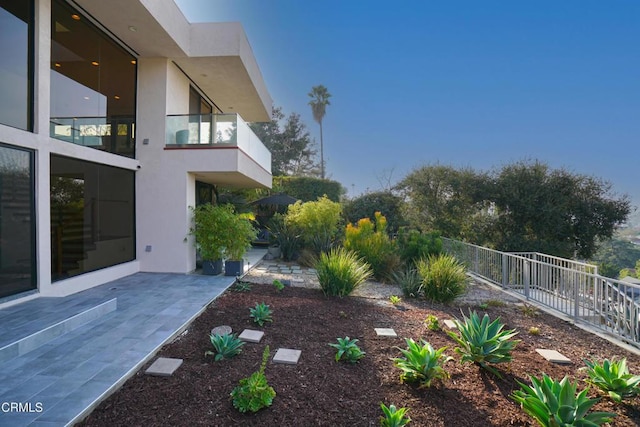 view of yard featuring a patio area