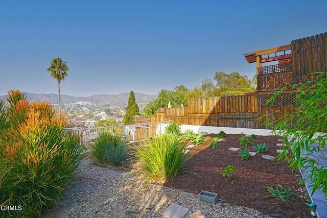 view of yard featuring a mountain view