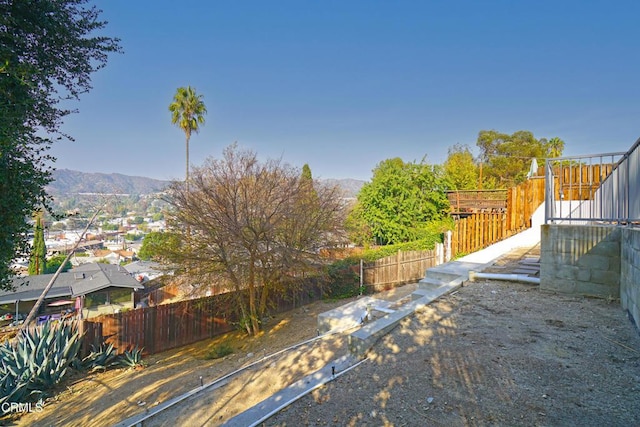 view of yard featuring a mountain view