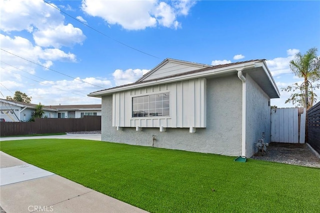 exterior space featuring a lawn