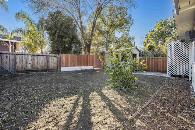 view of yard featuring a storage unit