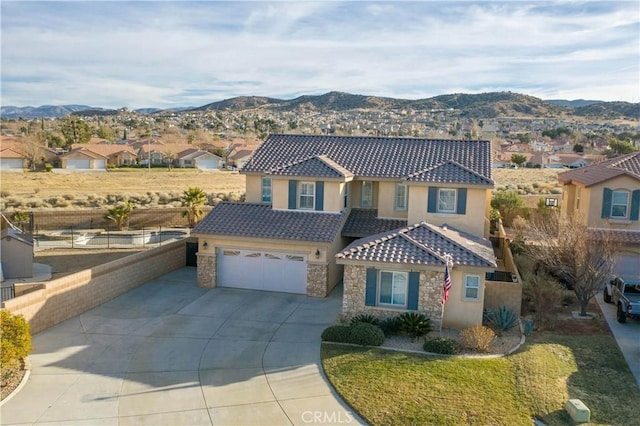 view of front of home featuring a mountain view and a front yard