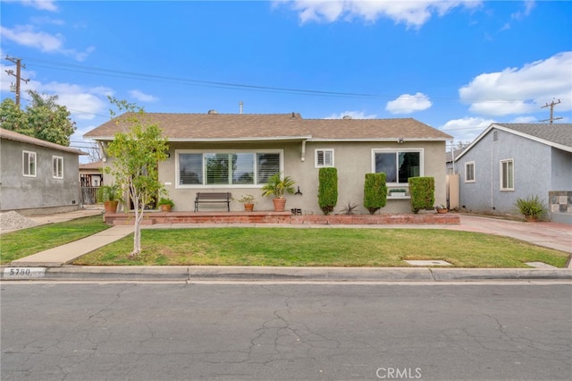 ranch-style home featuring a front lawn