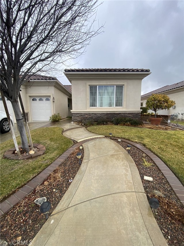 view of front of house featuring a garage and a front yard