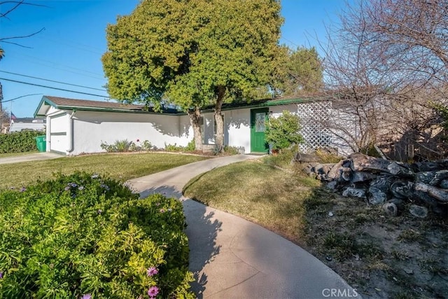 view of front facade featuring a garage and a front yard