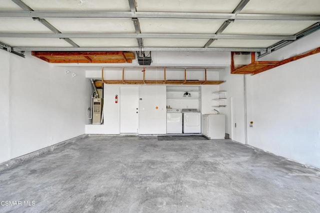 garage featuring washing machine and clothes dryer