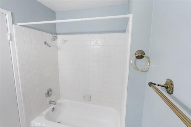 bathroom featuring tiled shower / bath