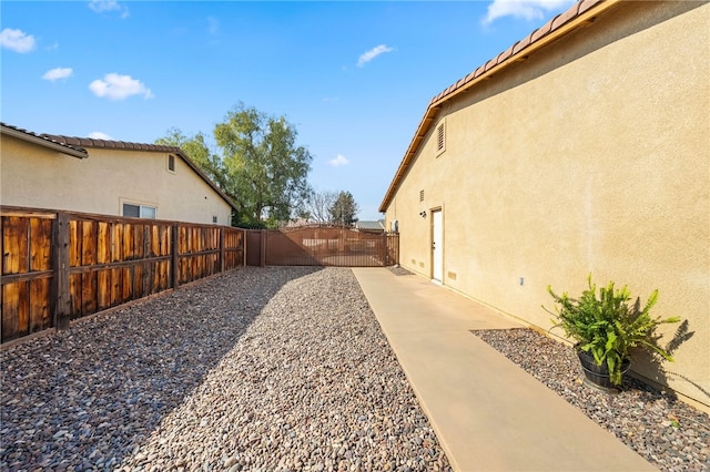 view of yard featuring a patio area