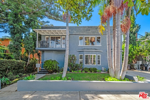 view of front of property featuring a balcony