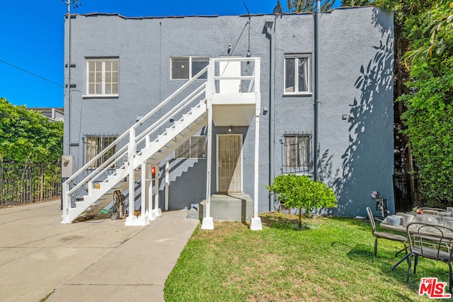 view of front facade featuring a front lawn