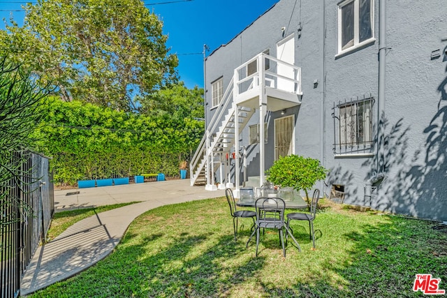 view of yard featuring a patio area