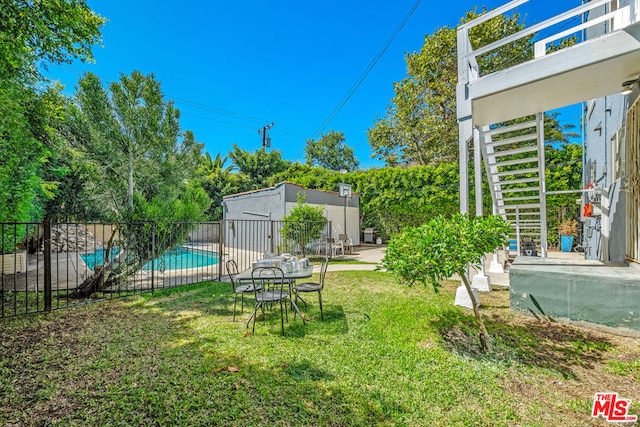 view of yard featuring a fenced in pool