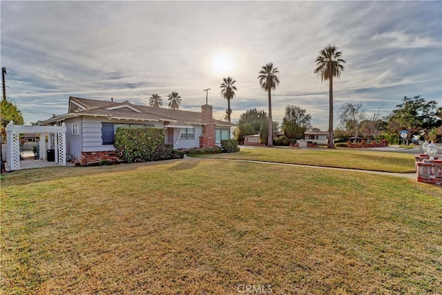 view of front of property with a front yard