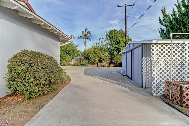 view of yard featuring a patio area