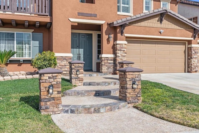 entrance to property featuring a balcony