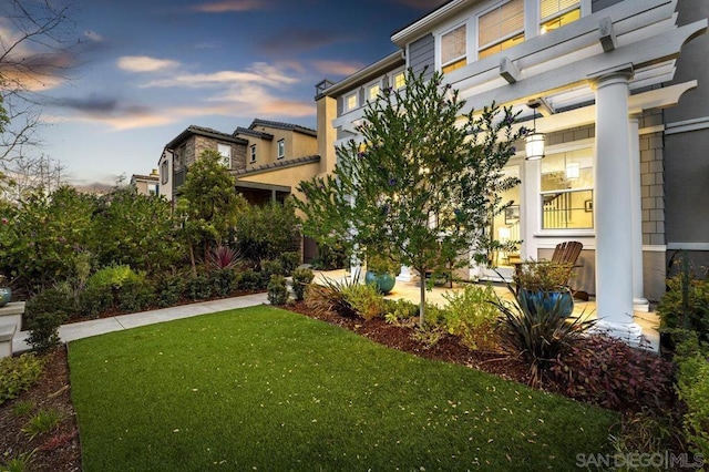 view of yard at dusk