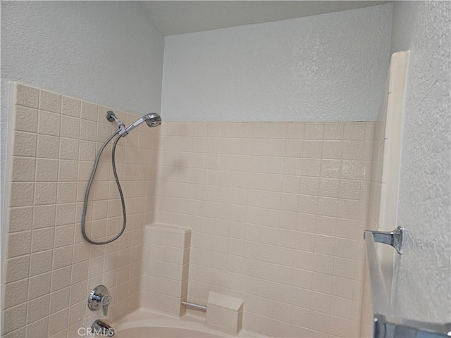 bathroom featuring tiled shower / bath