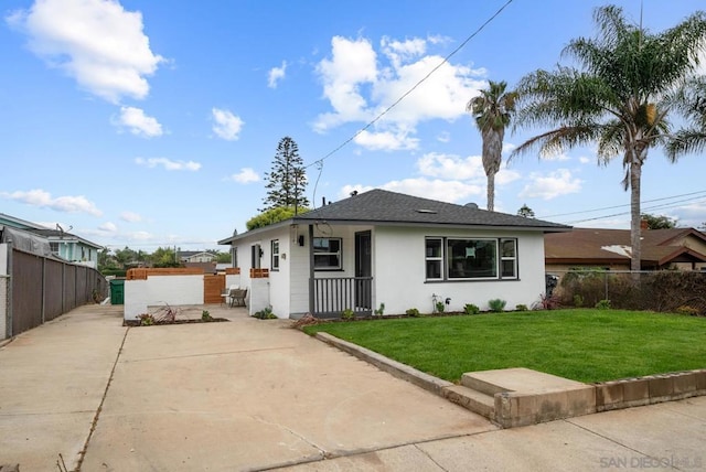 view of front of home featuring a front yard and a patio area