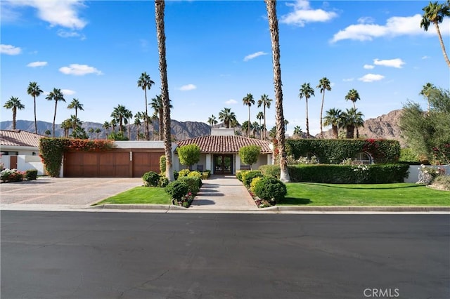 view of front of property featuring a mountain view and a front yard