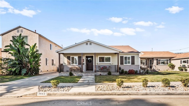 view of front of property featuring a porch and a front yard