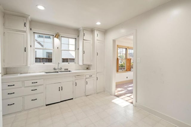 bathroom featuring sink and decorative backsplash