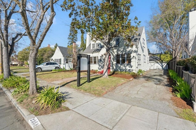 view of front facade with a front lawn