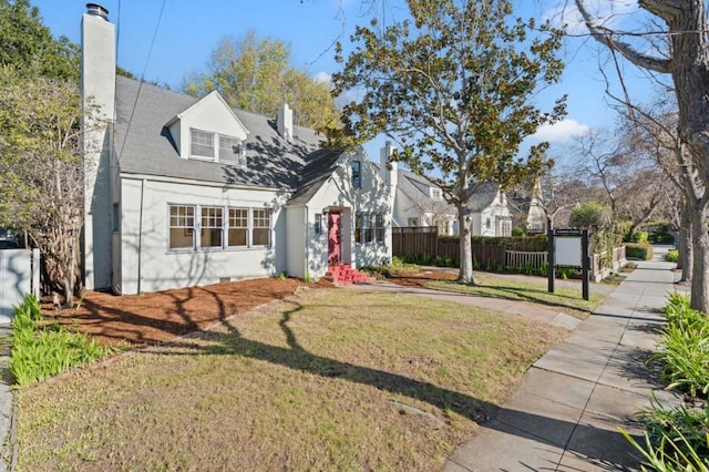 view of front of property with a front yard