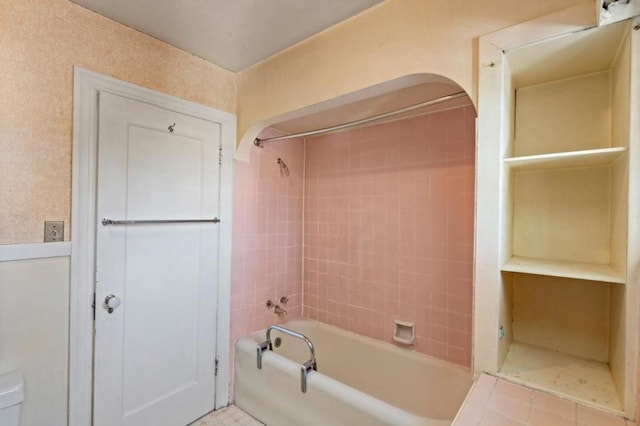 bathroom featuring tiled shower / bath