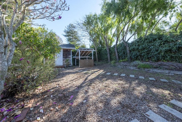 view of yard with an outdoor structure