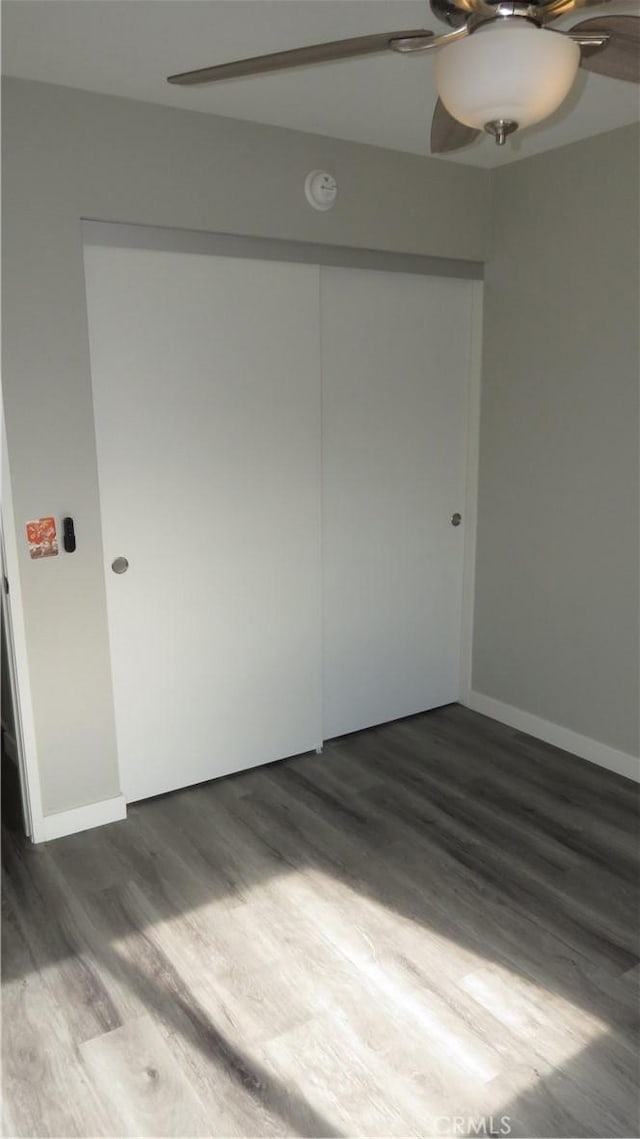 unfurnished room with dark hardwood / wood-style floors and ceiling fan