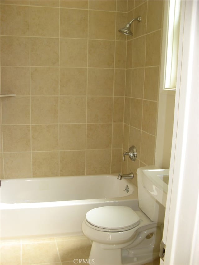 bathroom with tiled shower / bath and toilet