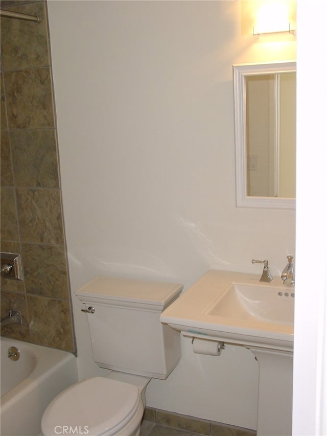 bathroom with tiled shower / bath and toilet