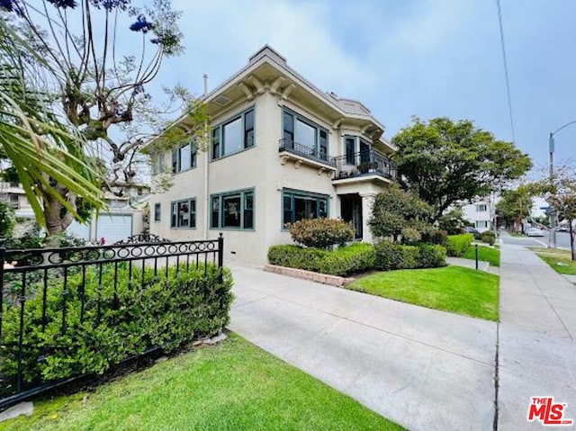 view of front of property with a front yard