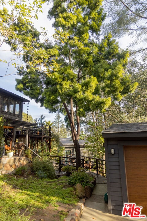 view of yard with a shed