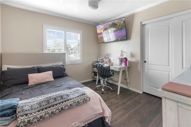 bedroom with dark hardwood / wood-style flooring, crown molding, and ceiling fan