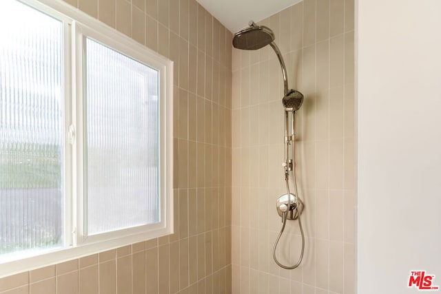 bathroom featuring tiled shower