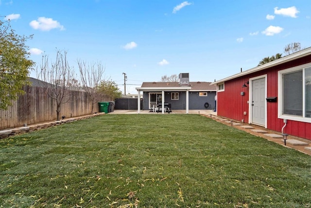 view of yard featuring a patio area