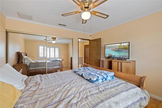 bedroom featuring hardwood / wood-style floors, ornamental molding, a closet, and ceiling fan