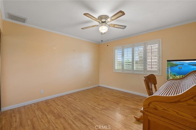 living area featuring ceiling fan, ornamental molding, and light wood-type flooring