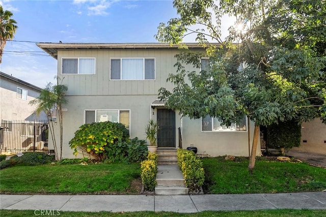 view of front of house with a front lawn