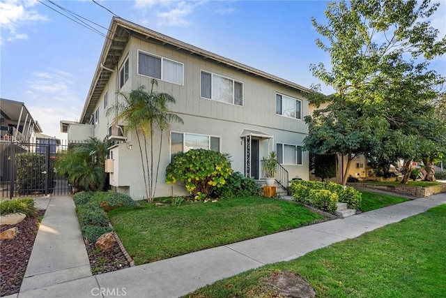 view of front of home featuring a front lawn