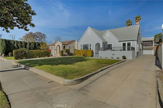 view of front of home with a front lawn