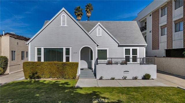 view of front of home featuring a front yard