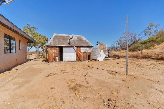 view of yard with a storage shed