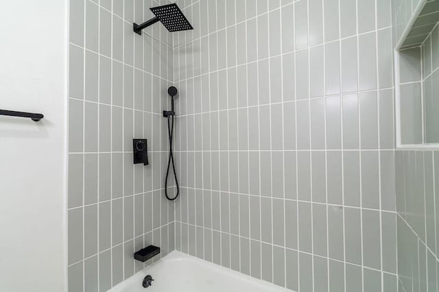 bathroom with tiled shower / bath combo