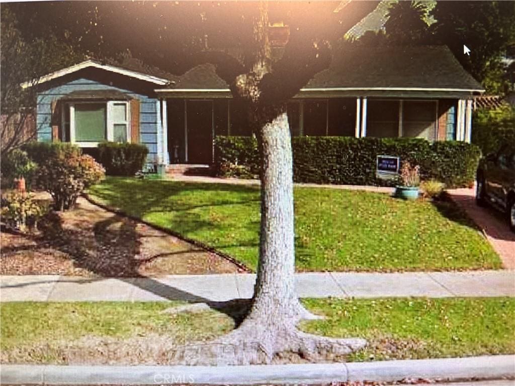 view of front facade with a front yard