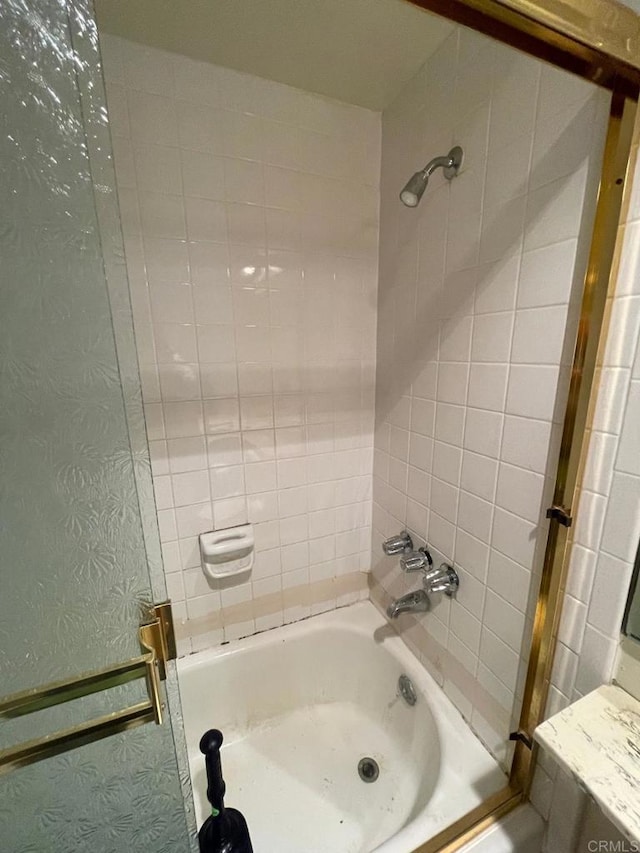 bathroom featuring tiled shower / bath