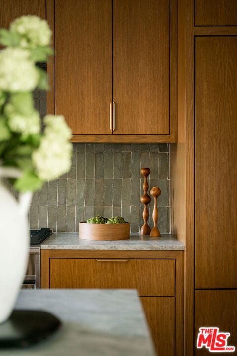 room details featuring decorative backsplash