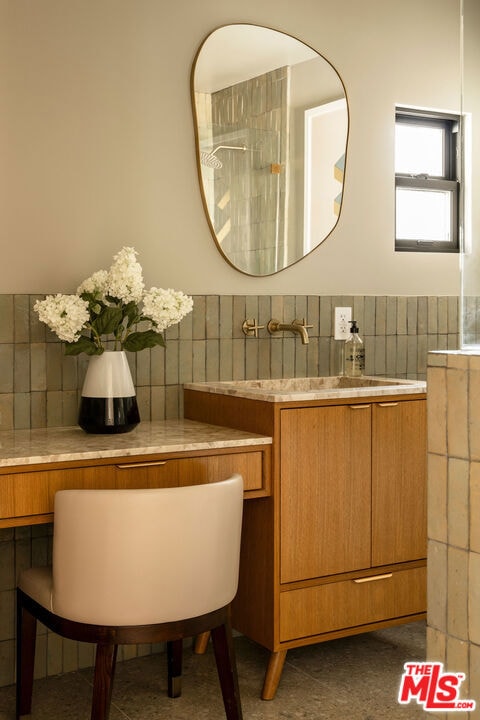 bathroom featuring vanity and decorative backsplash